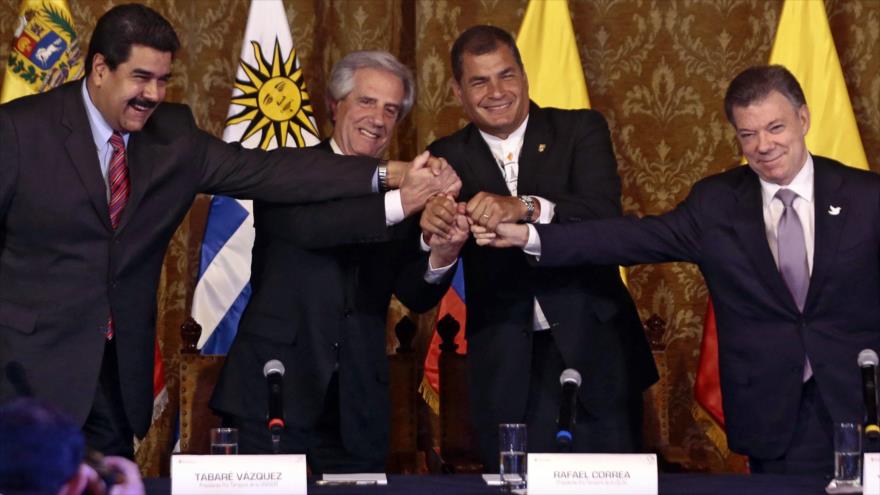 Los presidentes de Venezuela, Nicolás Maduro; de Uryguay, Tabaré Vázquez; de Ecuador, Rafael Correa; y de Colombia, Juan Manuel Santos, respectivamente de izquierda a derecha, tras la reunión de este lunes en Quito, capital de Ecuador. 21 de septiembre de 2015