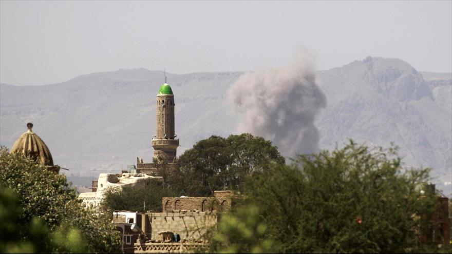 Columna de humo producida por un ataque aéreo saudí contra la capital de Yemen, Saná.