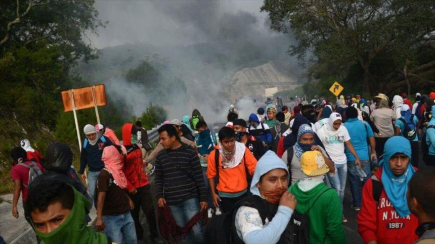 Compañeros de los 43 estudiantes desaparecidos en Ayotzinapa se enfrentaron a la policía, 23 de septiembre.