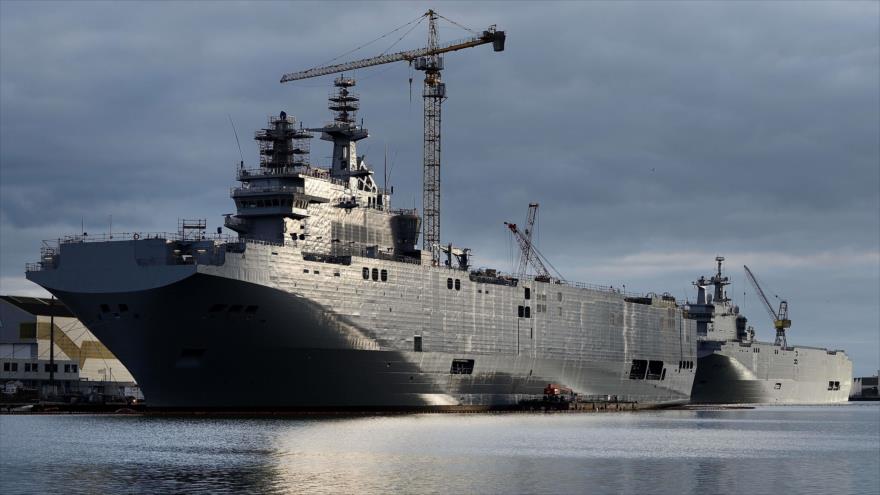 Los buques Sevastopol (izda.) y Vladivostok, modelo Mistral y construidos por las compañías francesas DCNS y STX, pertenecientes al Éjercito ruso, en Saint-Nazaire (costa oeste), 20 de diciembre del 2014.