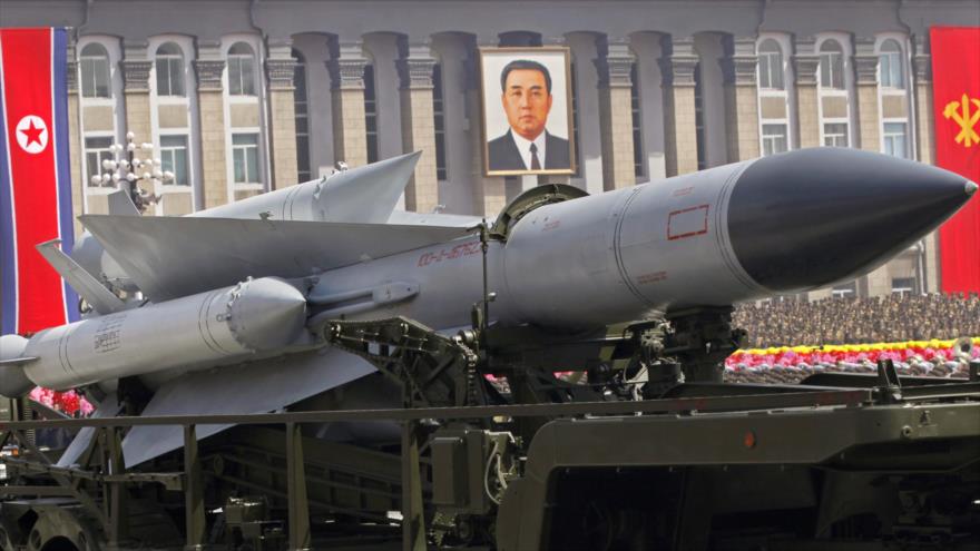 El misil tierra-aire norcoreano SA-5 en un desfile en Pyongyang, la capital de Corea del Norte Korea, 15 de abril del 2015.