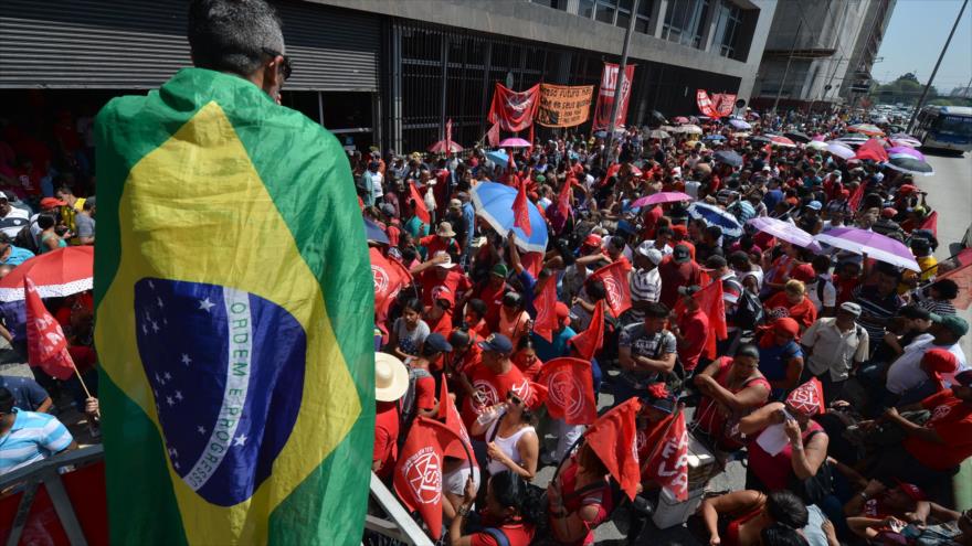 Los miembros del Movimiento de los Trabajadores Sin Techo (MTST) se reúnen frente al Ministerio de Hacienda en Sao Paulo (sureste de Brasil) contra la política de austeridad del Gobierno. 23 de septiembre de 2015