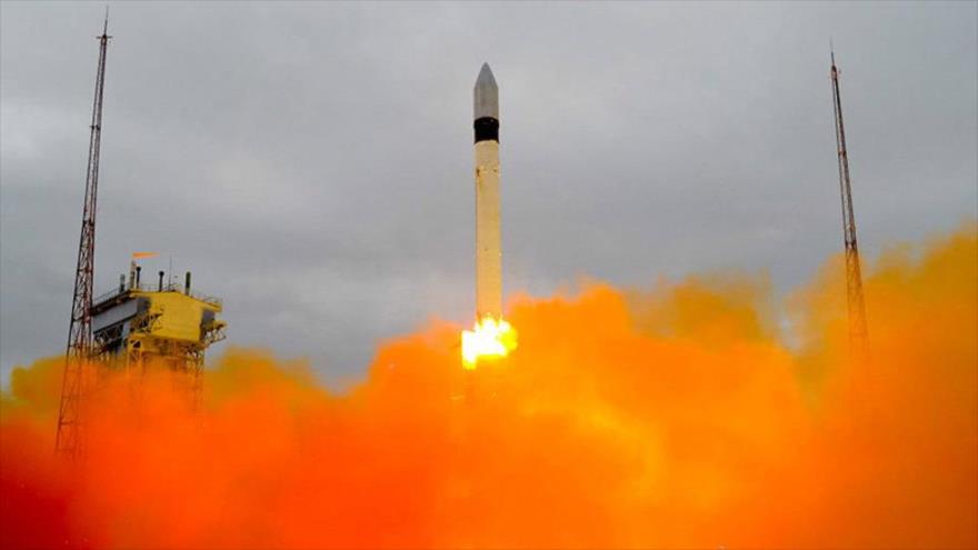 Lanzamiento del cohete propulsor Rokot con satélites militares desde el centro espacial de Plesetsk, Rusia.