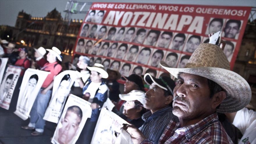 Pancartas con fotografía de los estudiantes desaparecidos de Ayotzinapa