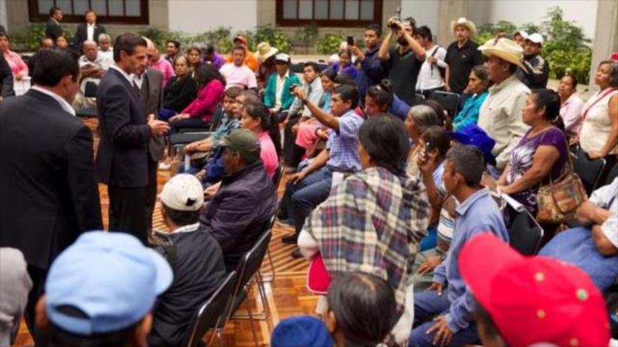 El presidente de México, Enrique Peña Nieto, en una reunión con los padres de los 43 normalistas.