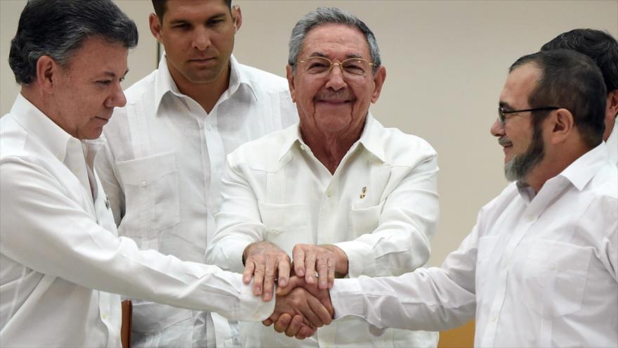 Presidente colombiano, Juan Manuel Santos (izq), presidente de Cuba, Raúl Castro (centro), y Timoleon Jimenez, negociador de las FARC. 23 de septiembre de 2015