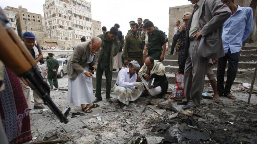 Yemeníes inspeccionan el lugar de la explosión de un coche bomba frente a una mezquita en la capitalina ciudad de Saná. 20 de junio de 2015