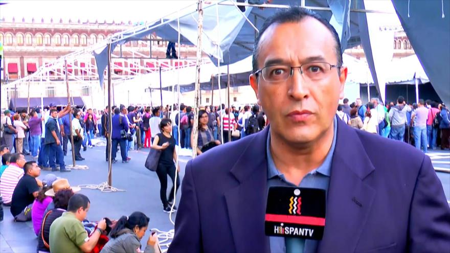 Padres de los 43 normalistas inician ayuno en el Zócalo de México 