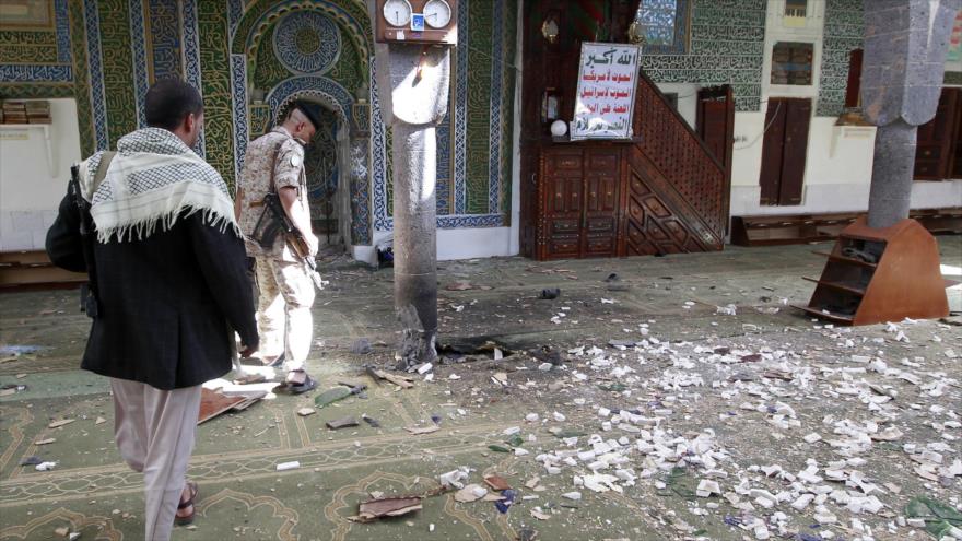 Fuerzas yemeníes inspeccionan el lugar del atentado en Saná, capital de Yemen. 24 de septiembre de 2015.