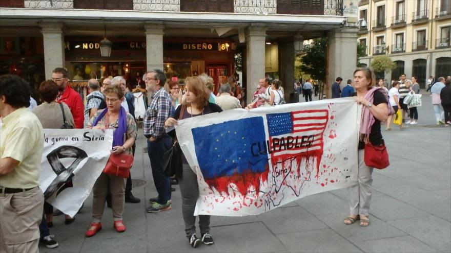 Concentración en Madrid, frente a la Cancillería española, contra las acciones militares de EE.UU. y sus aliados en Siria.