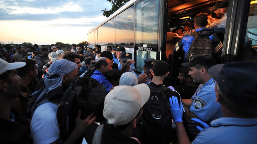 Migrantes suben a un autobús hacia la frontera croata-húngara en el pueblo Bapska, este de Croacia. 23 de septiembre de 2015