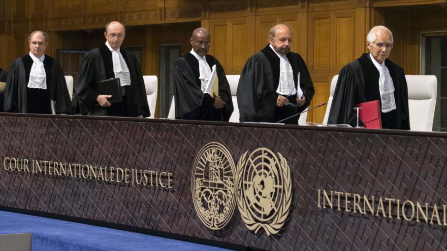 El presidente de la Corte Internacional de Justicia, Ronny Abraham (2º desde dcha.), llega junto con otros jueces a la CIJ, con sede en La Haya. 24 de septiembre de 2015