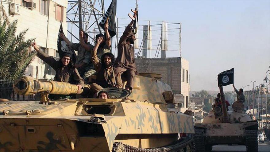 Integrantes del grupo takfirí EIIL encima de tanques en Siria.