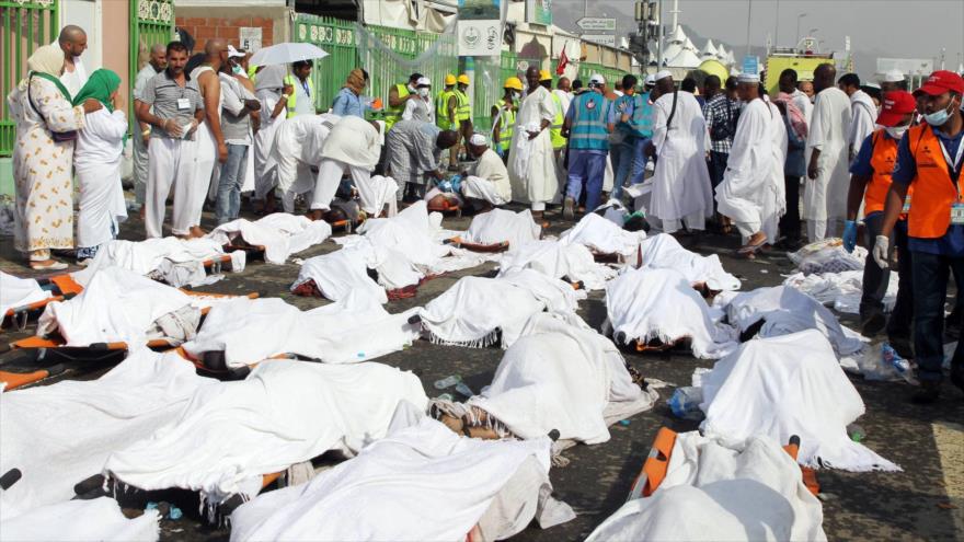 Cadáveres de las víctimas de la avalancha humana yacen cubiertos con sábanas en La Meca, Arabia Sudí. 24 de septiembre de 2015