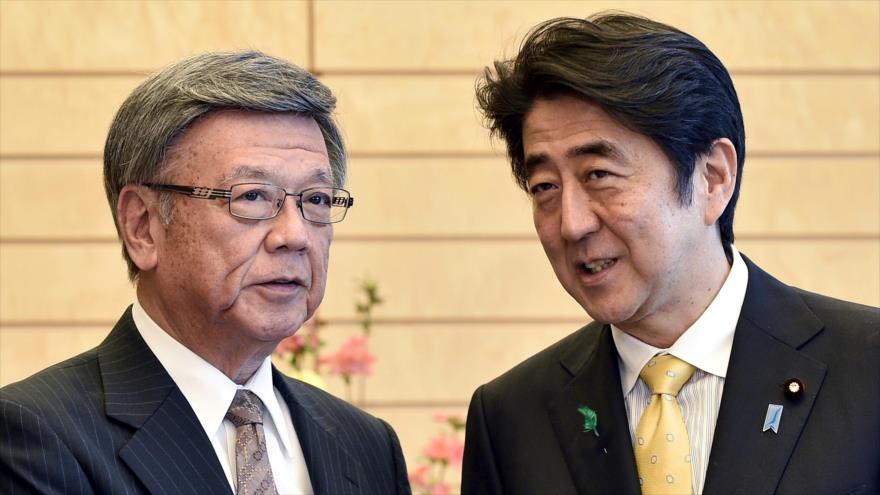 El gobernador de la isla de Okinawa (sur de Japón), Takeshi Onaga, junto al primer ministro japonés, Shinzo Abe.