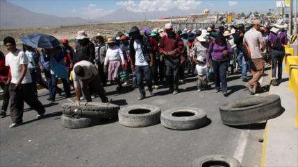 Peruanos protestan contra proyecto minero Tía María en Arequipa 