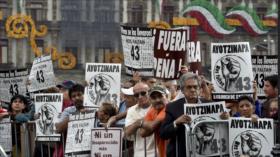 Padres de los 43 normalistas denuncian maltratos en reunión con Peña Nieto