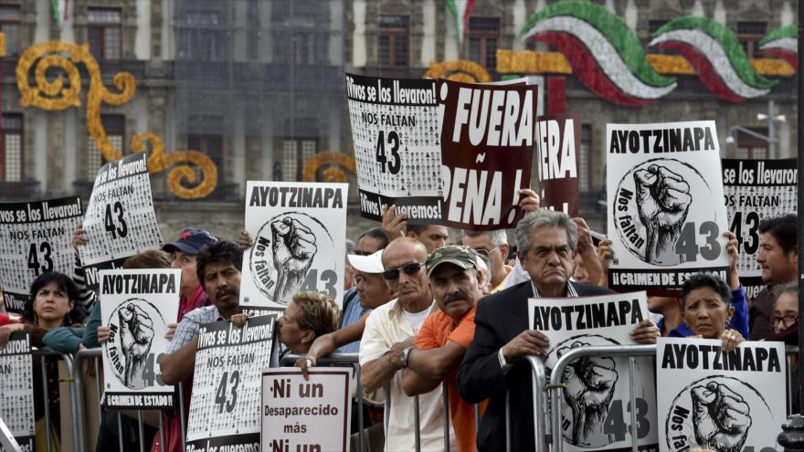 Ciudadanos mexicanos se congregan en la plaza del Zócalo, en la Ciudad de México, capital del país, mientras los padres de 43 normalistas mantienen una reunión con el presidente, Enrique Peña Nieto, 24 de septiembre de 2015.