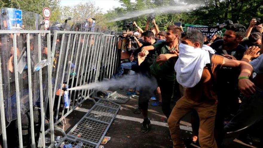 Policía húngara usa gas lacrimógeno contra refugiados.
