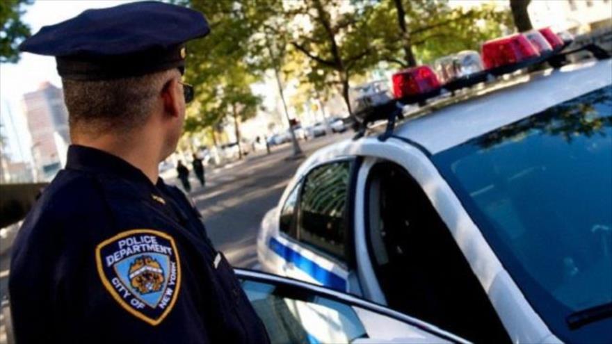 Policía estadounidense cumpliendo su misión vigila la calle.