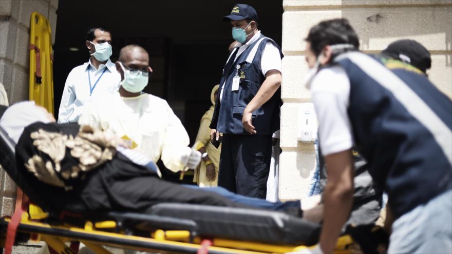 Médicos saudíes atienden a peregrinos heridos en la estampida ocurrida el 24 de septiembre durante los rituales del Hach, en Arabia Saudí.