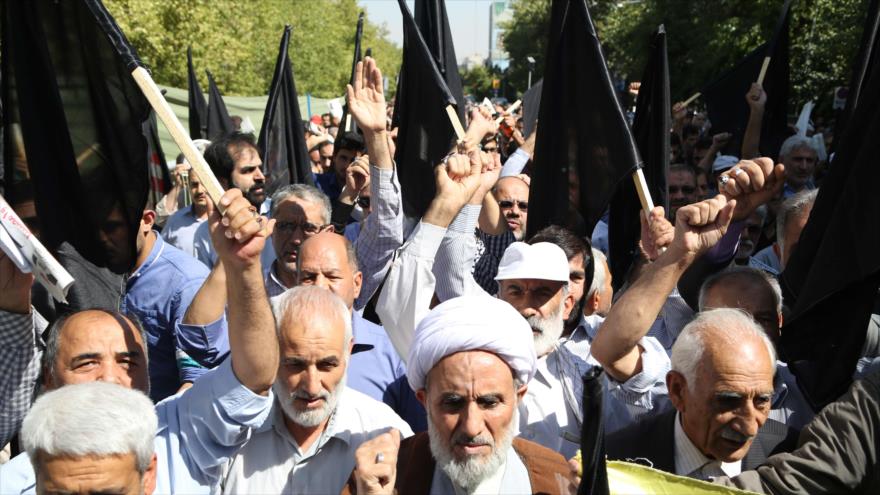 Iraníes en duelo se movilizan en Teherán, la capital persa, para protestar por la tragedia ocurrida en los rituales del Hach, 25 de septiembre de 2015.