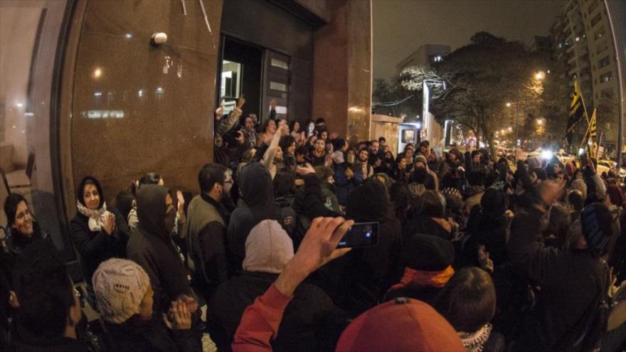 Desde el viernes 18 de setiembre los estudiantes secundarios mantenían ocupado el edificio del Consejo Directivo Central (Codicen) de la Administración Nacional de Educación Pública (ANEP) en reclamo de una reunión con el Ministerio de Economía.