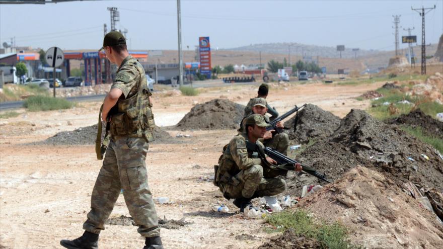 Fuerzas de seguridad turcas vigilan una carretera que conduce a Cizre, ciudad de mayoría kurda de la provincia de Şırnak (sureste).