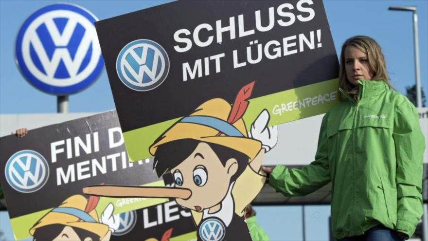 Activistas de Greenpeace protestan a las puertas de la fábrica de Volkswagen, en Wolfsburgo (Alemania), por el escándalo de las emisiones contaminantes. 
