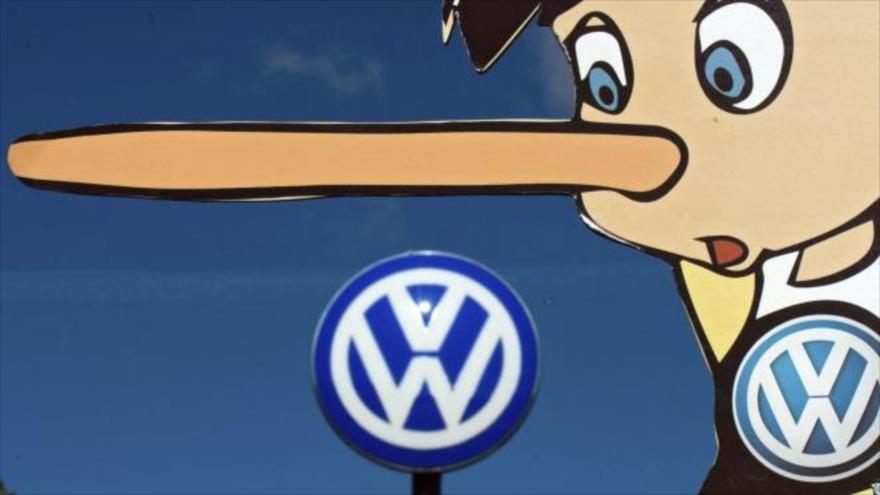 Una protesta con la imagen de Pinocho a las puertas de la fábrica de Volkswagen, en Wolfsburgo (Alemania), por el escándalo de las emisiones contaminantes.