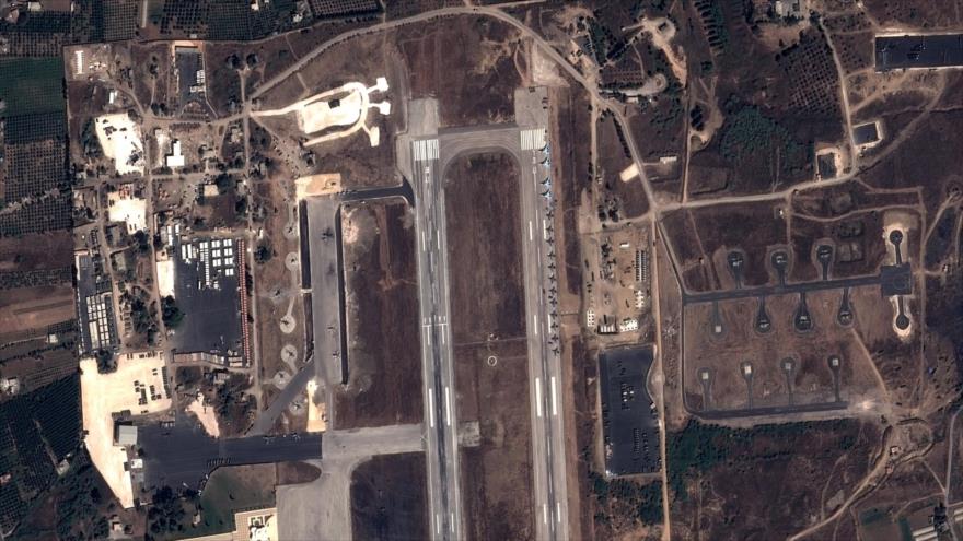 Imagen satelital que muestra aviones de combate y helicópteros rusos en una base militar en la ciudad de Latakia, noroeste de Siria. 20 de septiembre de 2015