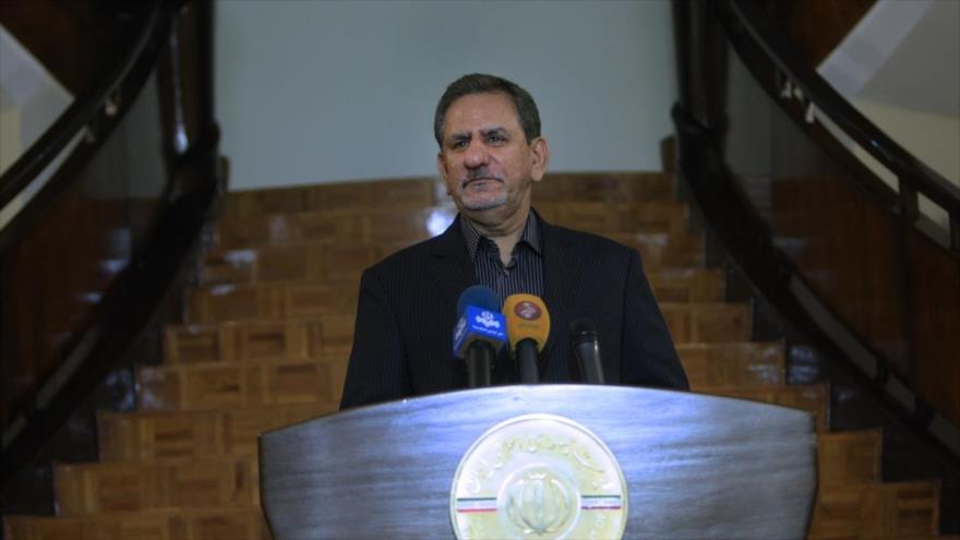 El vicepresidente primero de Irán, Eshaq Yahanguiri, habla con los periodistas tras una reunión extraordinaria del Gabinete iraní para abordar la tragedia de Mina, 25 de septiembre de 2015.