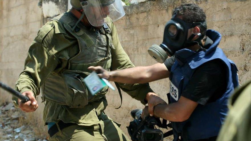 Un soldado israelí ataca a un camarógrafo palestino en los territorios ocupados palestinos