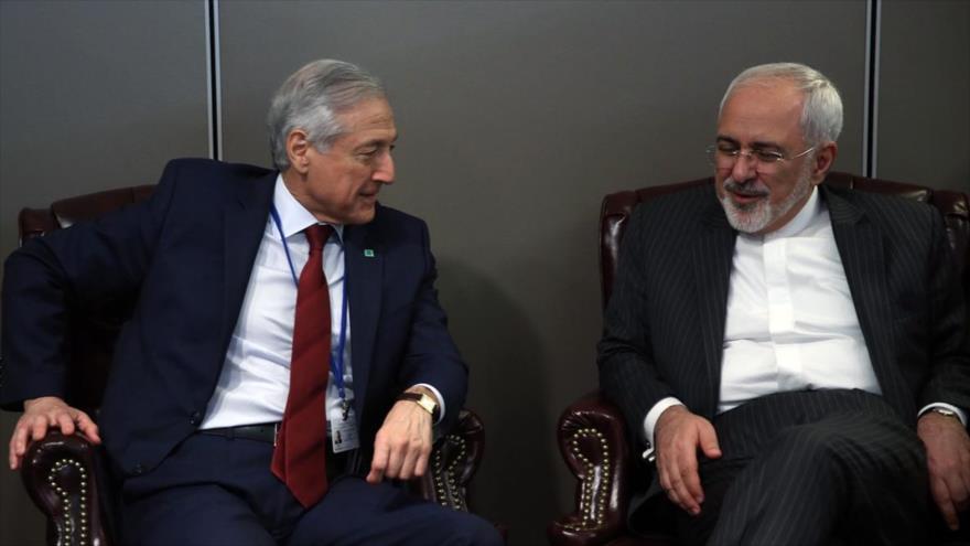El canciller iraní, Mohamad Yavad Zarif (derecha) se reúne con su homólogo chileno, Heraldo Muñoz en Nueva York, 25 de septiembre de 2015.
