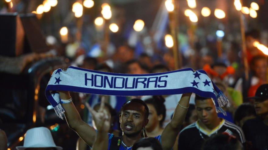 Con antorchas encendidas, los indignados hondureños piden la dimisión del presidente Juan Orlando Hernández, cerca del palacio presidencial en la ciudad capitalina de Tegucigalpa. 11 de septiembre de 2015.
