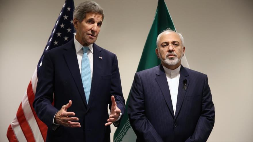 El secretario de Estado de EE.UU., John Kerry (izda), durante una reunión con su colega iraní, Mohamad Yavad Zarif, 26 de septiembre de 2015, Nueva York (EEUU).
