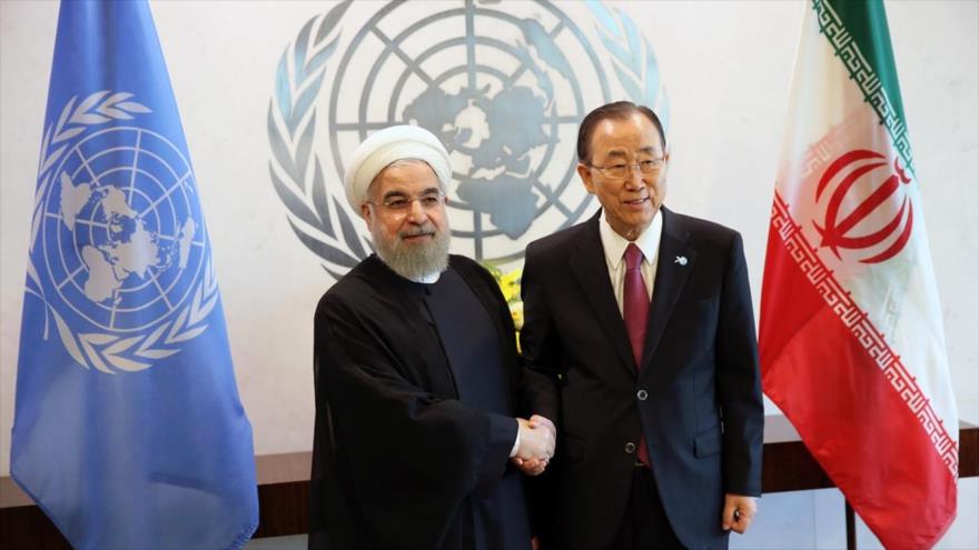 El presidente iraní, Hasan Rohani (izda), durante una reunión con el máximo jefe de la ONU, Ban Ki-moon, el 26 de septiembre de 2015, Nueva York (EEUU).