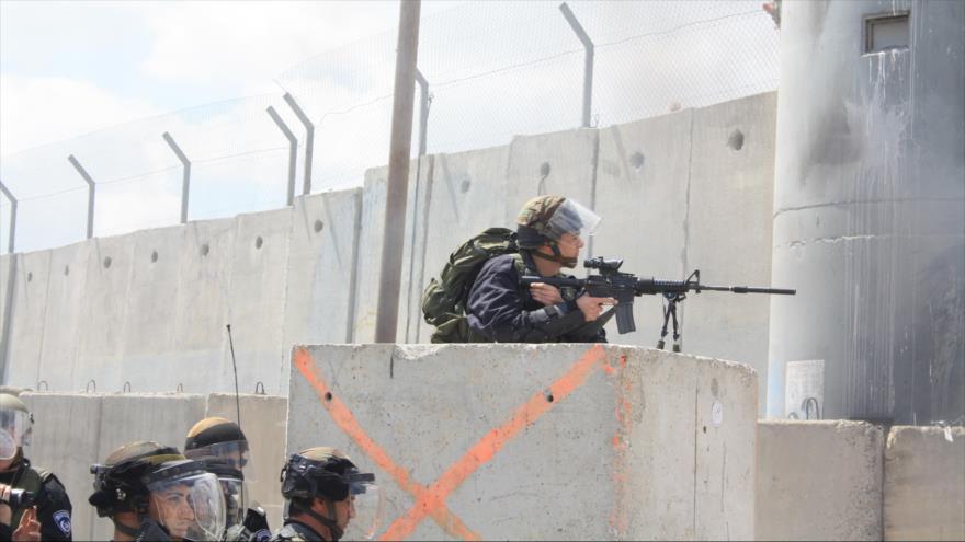 Fuerzas de seguridad israelíes, durante un enfrentamiento con los manifestantes palestinos cerca del muro de separación construido por Israel en Cisjordania.