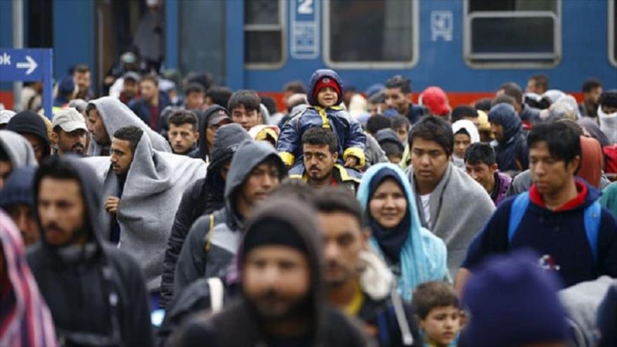 Solicitantes de asilo caminan hacia las fronteras de Austria.