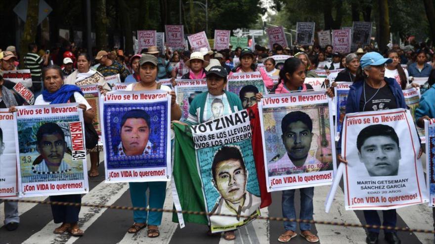 Masiva marcha en México en el primer aniversario de la desaparición de los 43 estudiantes en el estado sureño de Guerrero. 26 de septiembre de 2015