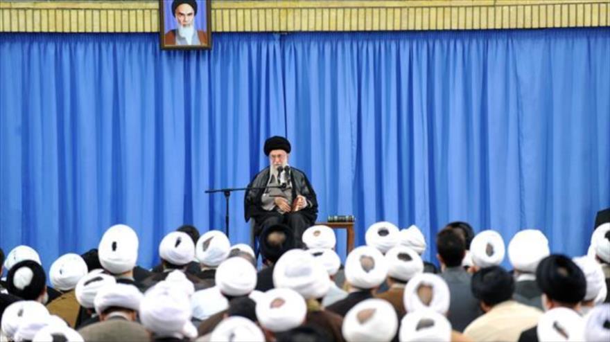El Líder de la Revolución Islámica, el ayatolá Seyed Ali Jamenei, habla ante una reunión de clérigos iraníes, 27 de septiembre de 2015.
