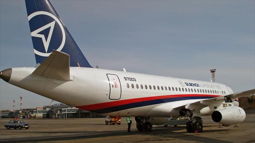 Un avión de pasajeros ruso Sukhoi Superjet 100.