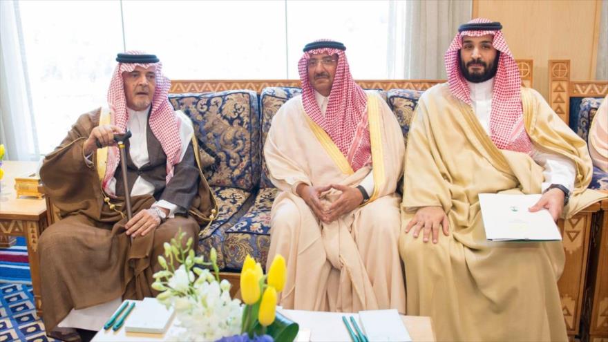 El príncipe heredero adjunto saudí, Mohamad bin Salman (derecha), junto al principe heredero (centro), Mohamad bin Nayef y el excanciller fallecido saudí, Saud al-Faisal.