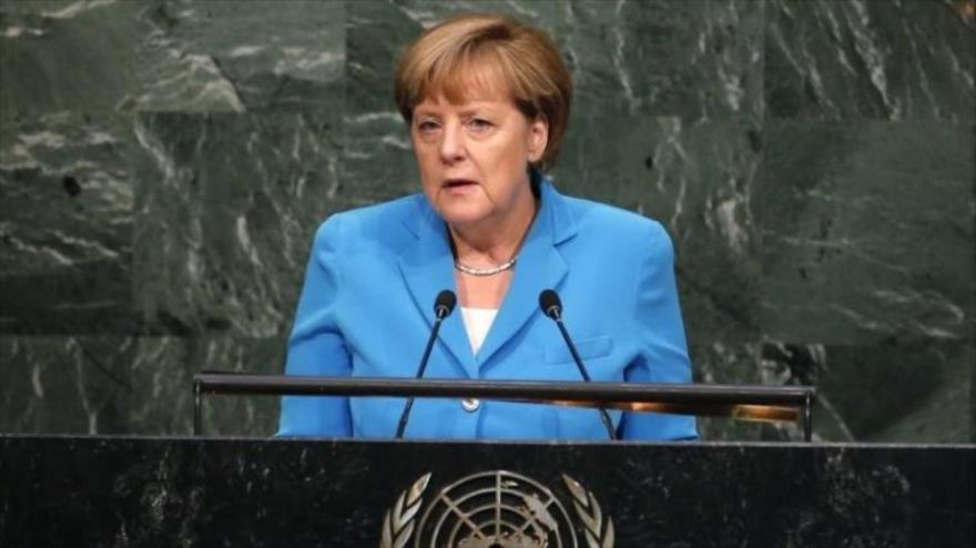 La canciller alemana, Angela Merkel, en la tribuna de la Asamblea General de las Naciones Unidas (AGNU), en Nueva York (noreste de Estados Unidos), 25 de septiembre de 2015.