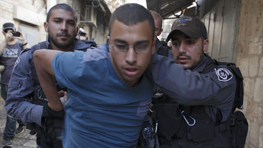 Un palestino detenido por las fuerzas israelíes cerca de la Explanada de la Mezquita Al-Aqsa.