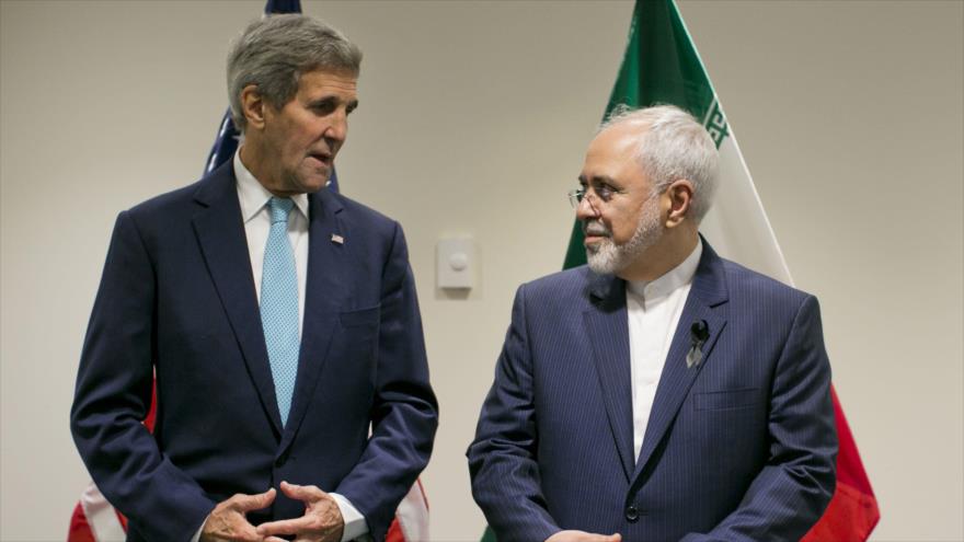 Los jefes de la Diplomacia de Irán, Mohamad Yavad Zarif (dcha), y de EE.UU., John Kerry, tras un encuentro que efectuaron en Nueva York, EE.UU., 26 de septiembre de 2015.