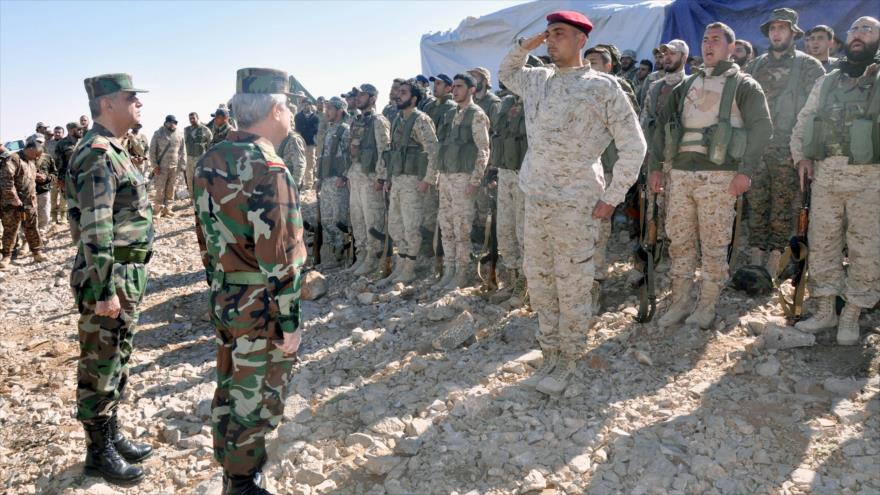 El jefe del Estado Mayor del Ejército de Siria, el general Ali Abdolá Ayub, pasa revista a los soldados sirios y combatientes de Hezbolá en la región de Al-Qalamun (situada en la frontera sirio-libanesa).