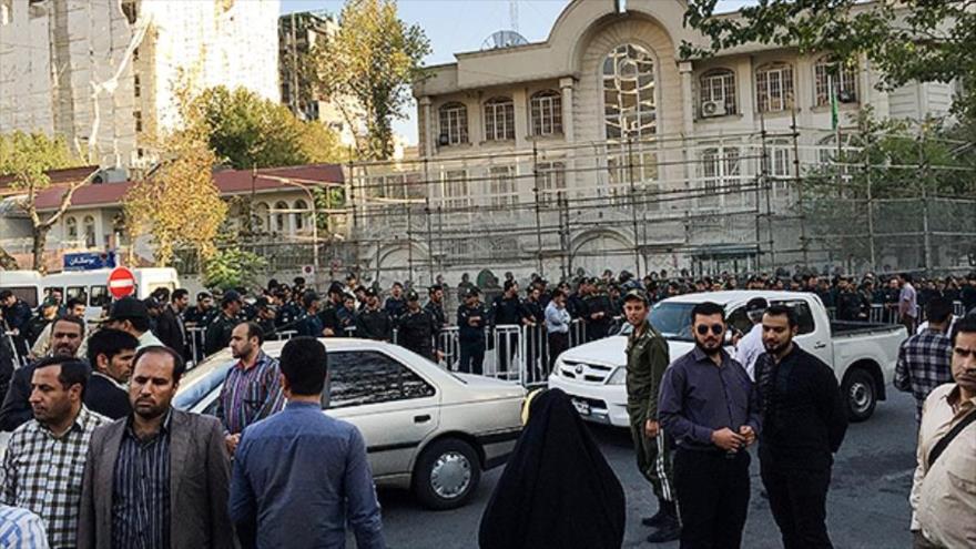 Manifestantes se congregan frente a la embajada saudí en Teherán (capital de Irán) en medio de las fuertes medidas de seguridad. 27 de septiembre de 2015