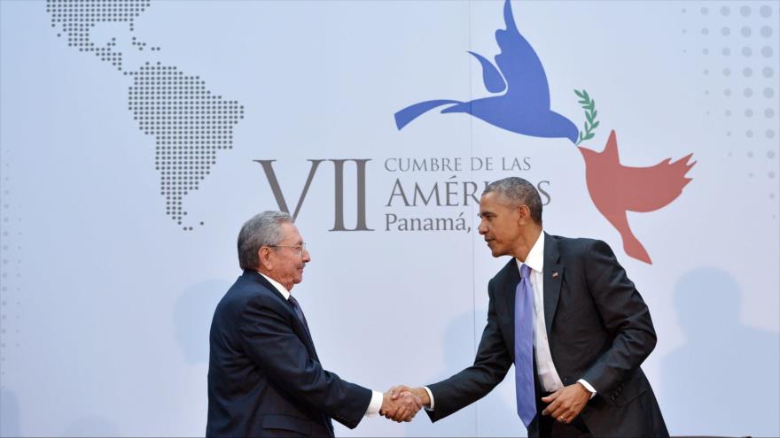 Un saludo entre el presidente de EE.UU., Barack Obama (derecha), y su par de Cuba, Raúl Castro, al inicio de la VII Cumbre de las Américas.