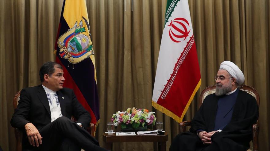 El presidente de Irán, Hasan Rohani, (derecha), y su homólogo ecuatoriano, Rafael Correa, durante una reunión en la ciudad estadounidense de Nueva York. 27 de septiembre de 2015.